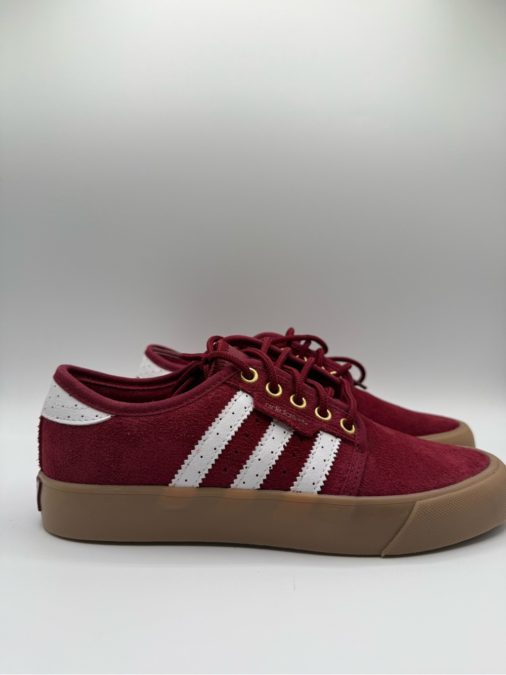 Adidas Originals Seeley sneakers in a collegiate burgundy and white colorway 4Y